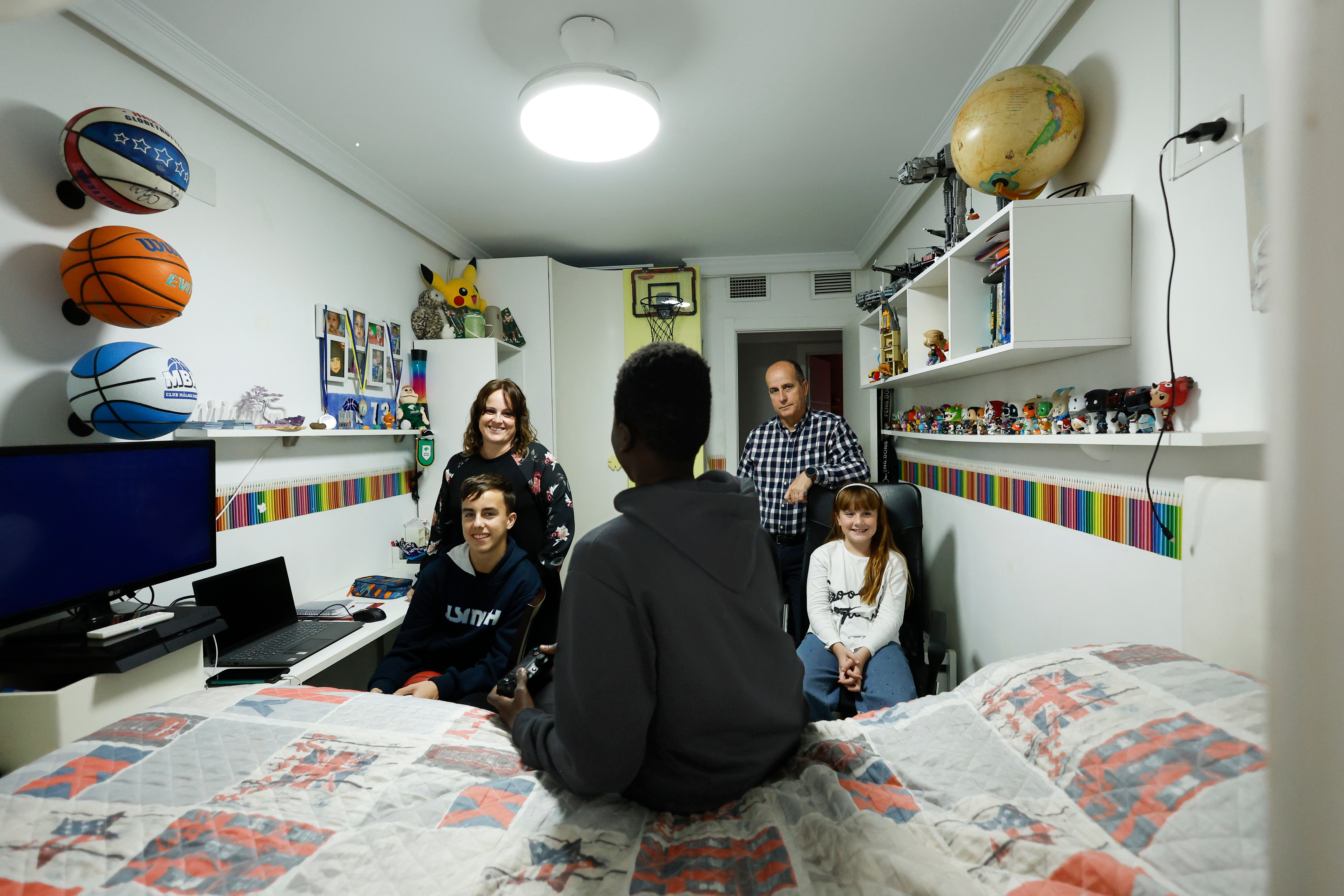 Un equipo de cinco: Nelia y Daniel tienen dos hijos: Cristian y Daniela, de 13 y 10 años. Desde hace dos navidades colaboran con un chico africano con el que coincidieron en el baloncesto