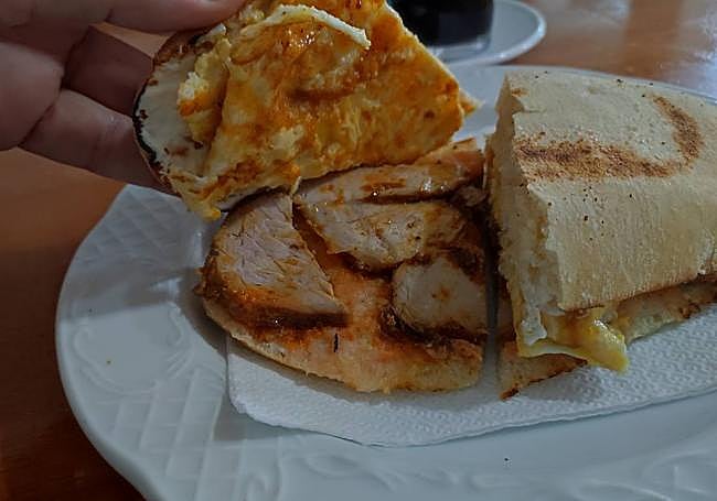 Este bocadillo tiene entre sus ingredientes lomo en manteca casero y tortilla.