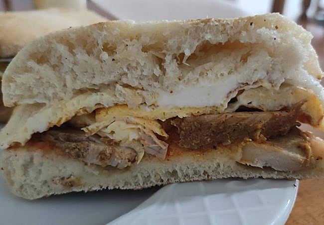 El precio del mollete junto al café es de 4,5 euros.