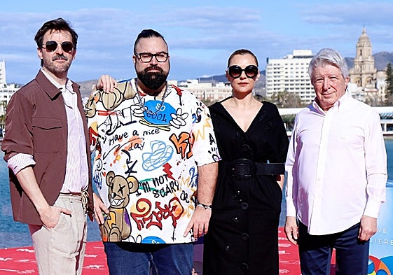 Julián López, David Galán Galindo, Miren Ibarguren y Enrique Cerezo, en el Muelle Uno.
