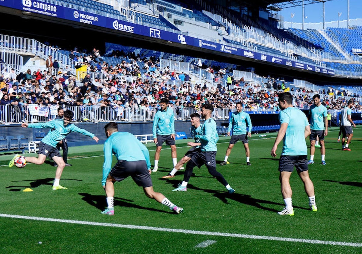 Jugadores del Málaga se entrenan ante el público en La Rosaleda.