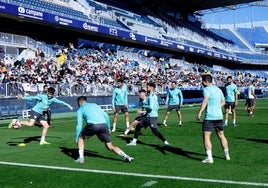 Jugadores del Málaga se entrenan ante el público en La Rosaleda.