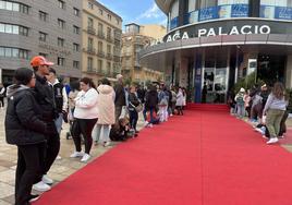 Los fans esperan a Naiara a las puertas del Hotel AC Málaga Palacio.