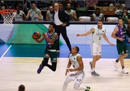 Tyson Carter vuela hacia la canasta ante la mirada de los jugadores del Bilbao.