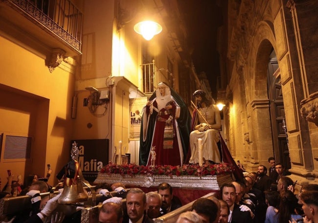 Los titulares de los estudiantes, saliendo del templo del Santo Cristo.