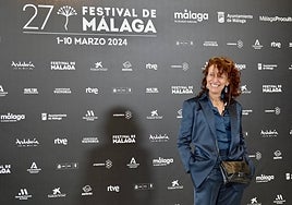 Ana Alvargonzález en el photocall del recibidor del Teatro Cervantes.