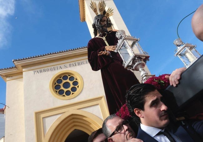 El Nazareno Redentor del Mundo, con la portada del templo San Patricio de fondo.