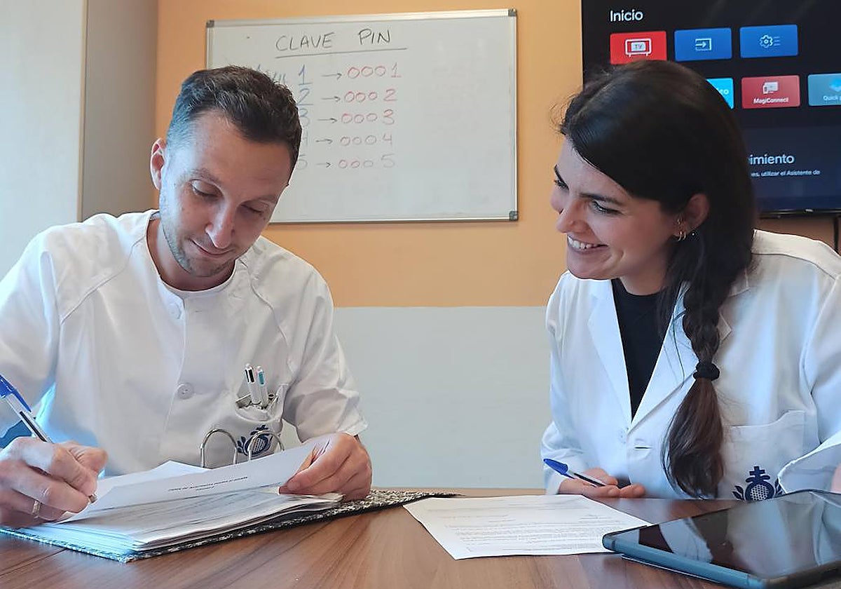 El coordinador del proyecto, Chechu Muñoz, junto con la integradora social Cristina Tineo, en San Juan de Dios.