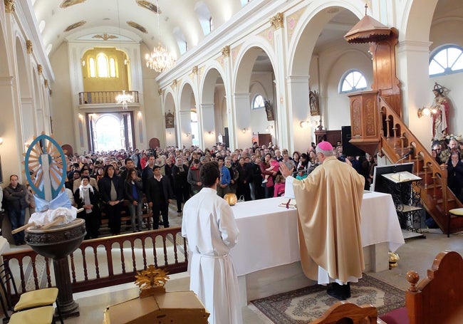 Misa en el interior del Santuario.