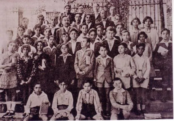 Grupo de estudiantes de ambos sexos en la escalera del jardín del Instituto en la década de 1920.