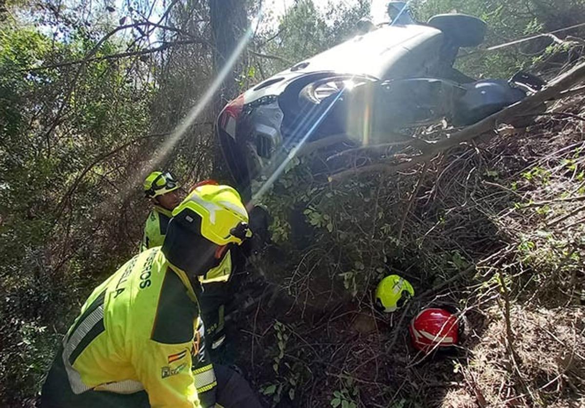 Rescatan a un conductor que se precipitó por un barranco de 70 metros en Marbella