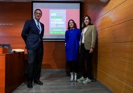 Juan José Denis y Cristina Rosón, junto a la edil Penélope Gómez.