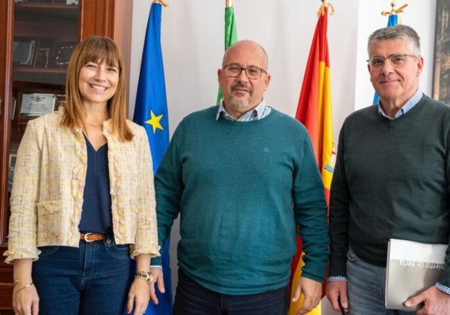 Ruth Sarabia, Braulio Martín y José Alberto Armijo, en el Ayuntamiento nerjeño.