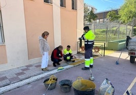 Los concejales charlan con los operarios durante los trabajos desarrollados en el colegio Azahar.