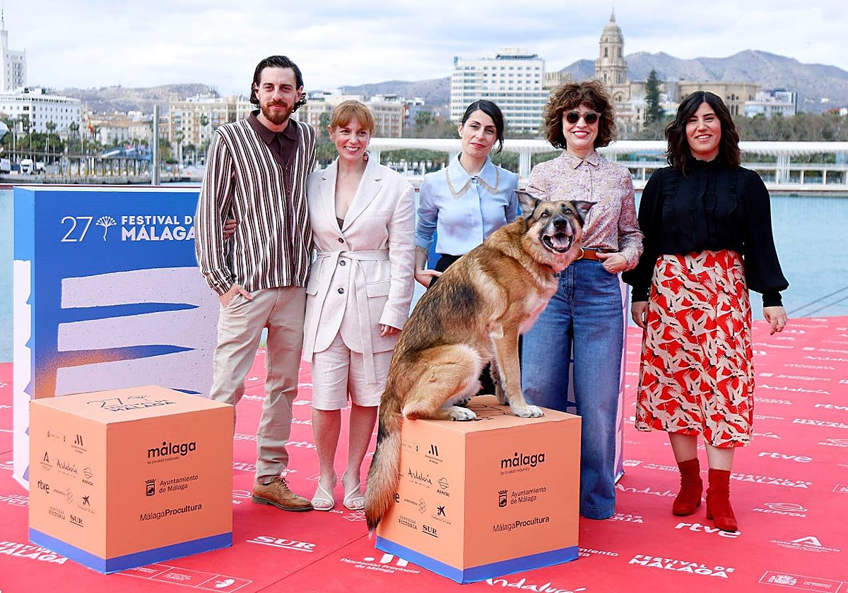 Los actores, la directora y la productora de 'Los pequeños amores'.