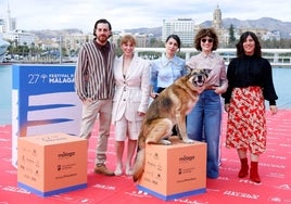 Los actores, la directora y la productora de 'Los pequeños amores'.