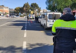 Agentes de la Policía Local de Nerja, en un control de carretera.