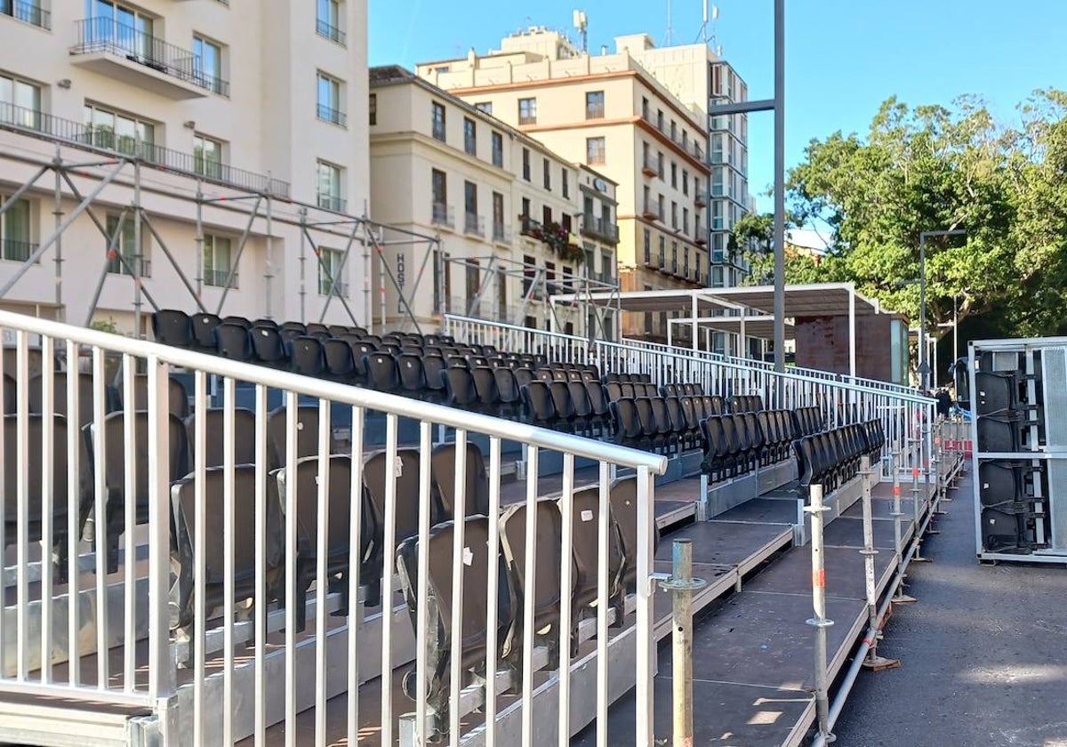 Tribunas ya instaladas en la plaza de la Marina.