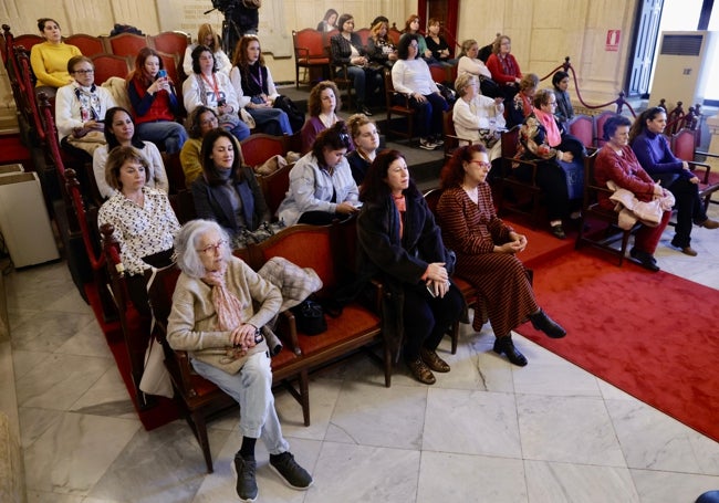 La sillería del salón de plenos, muy animada con la asistencia de los colectivos.