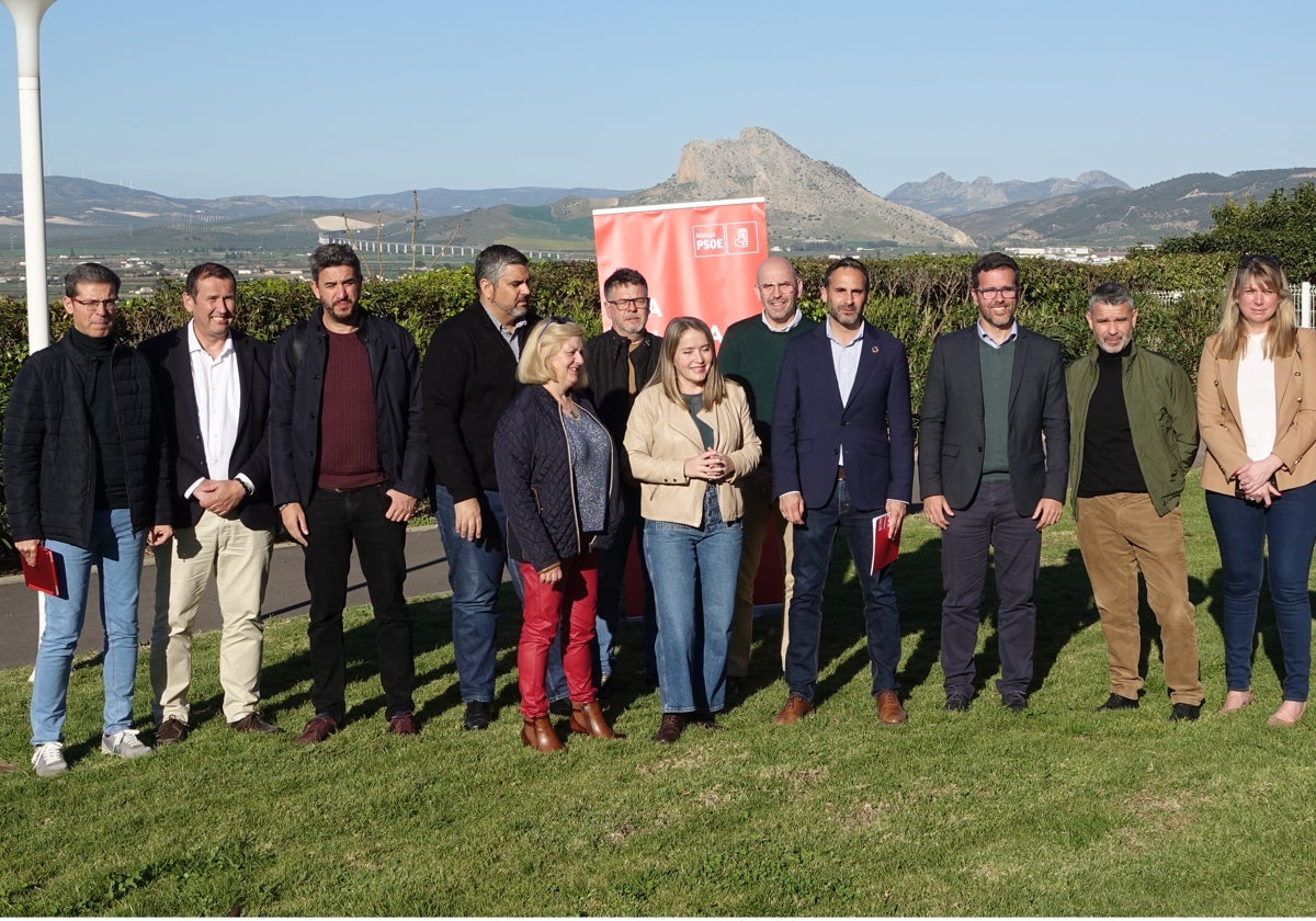 Pérez con cargos socialistas de la provincia y de la comarca en Antequera.