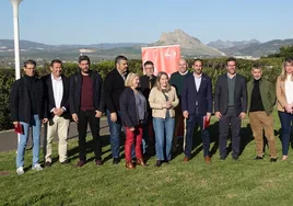 Pérez con cargos socialistas de la provincia y de la comarca en Antequera.