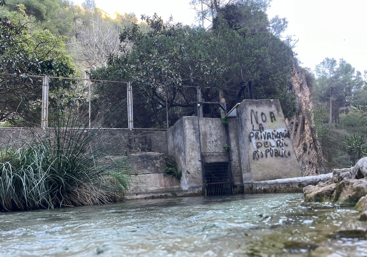 Una pintada en contra de los planes para cobrar por acceder al río nerjeño en la Tercera Fábrica de la Luz.