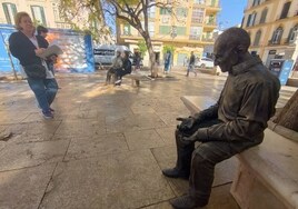 El nuevo anciano todavía solo mientras unos turistas se fotografían con la estatua de Picasso.
