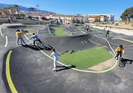 La pista de pump track está diseñada para ciclistas aunque también la pueden usar otros vehículos con ruedas sin motor.