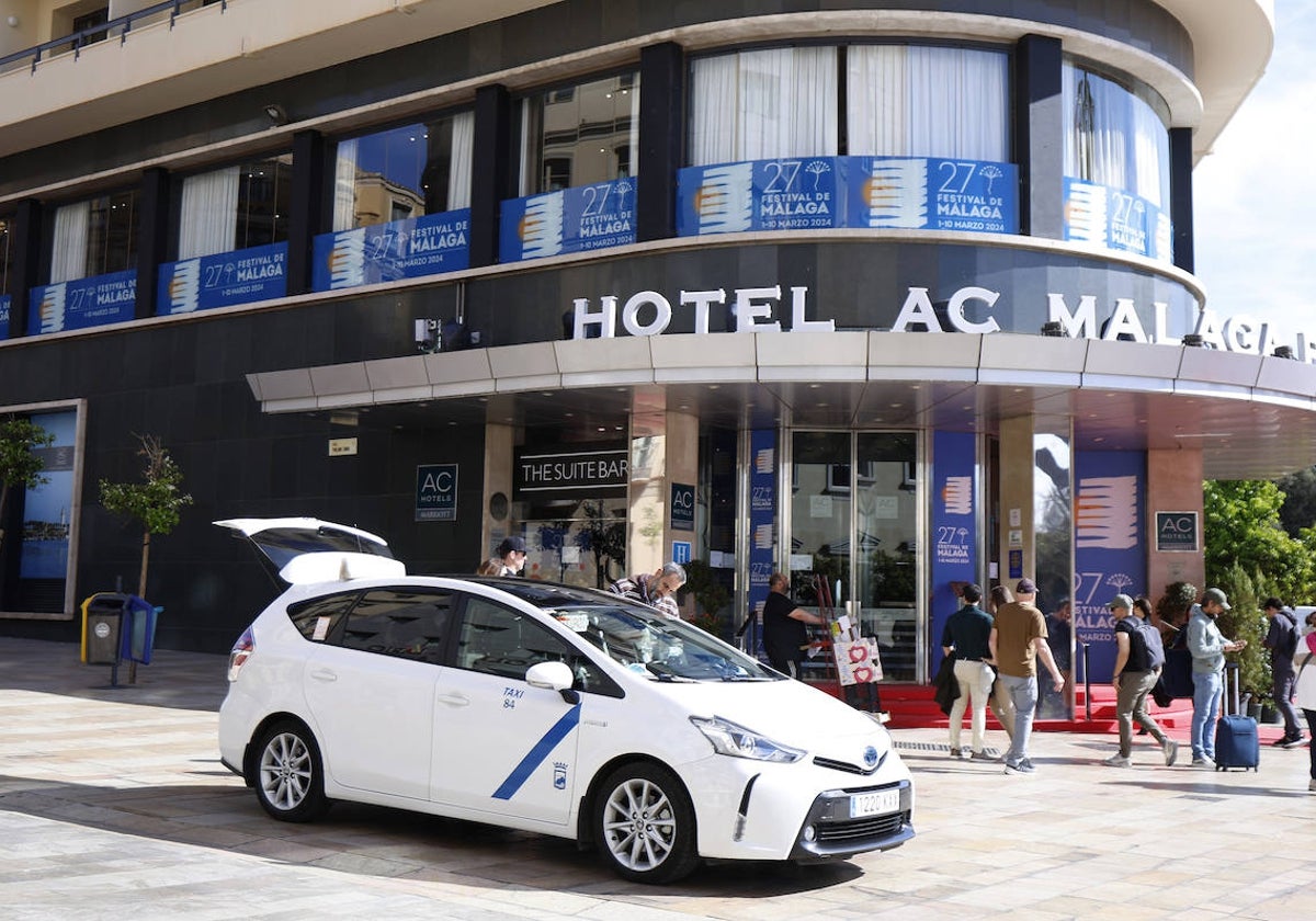 Un taxista deja a un viajero en la puerta del hotel oficial del festival.