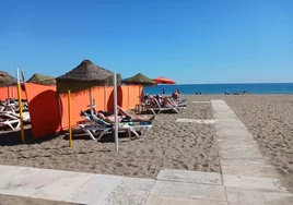 Turistas se solazan en la playa de Torremolinos.