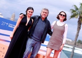 El director con las actrices Berta Sánchez y Daniela Brown.