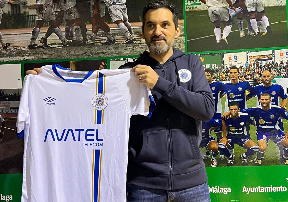 Pablo Sebastián Nilo, con una camiseta del Vélez.