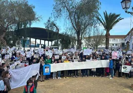 Las familias del CEIP Gerardo Fernández se concentran en las puertas del centro educativo.