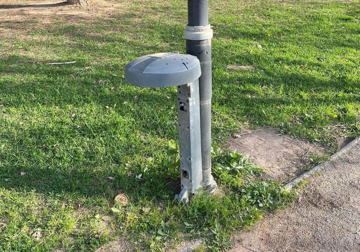 Vista de una papelera rota sin arreglar ni reponer.