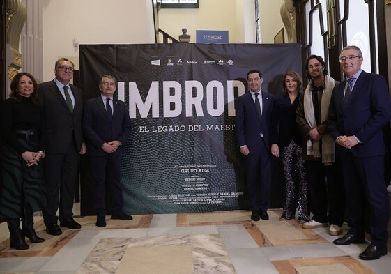 Juanma Moreno, junto a la viuda y los hijos de Javier Imbroda, varios consejeros de la Junta y el presidente de la Diputación.