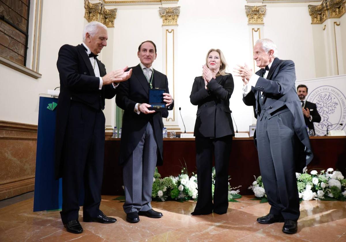 Javier González de Lara recibiendo su distinción este jueves.