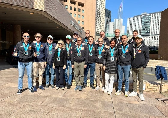 Los malagueños que disputaron el pasado domingo el Maratón de Tokio, 16 de ellos, con sus medallas de los 'Six Majors.