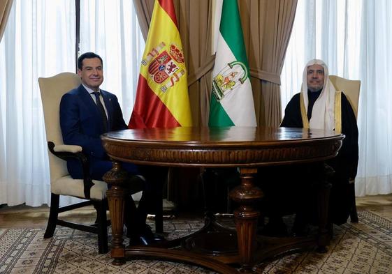 Juanma Moreno Bonilla y Mohammad bin Abdulkarim Al-Issa, en el Ayuntamiento de Málaga, este jueves