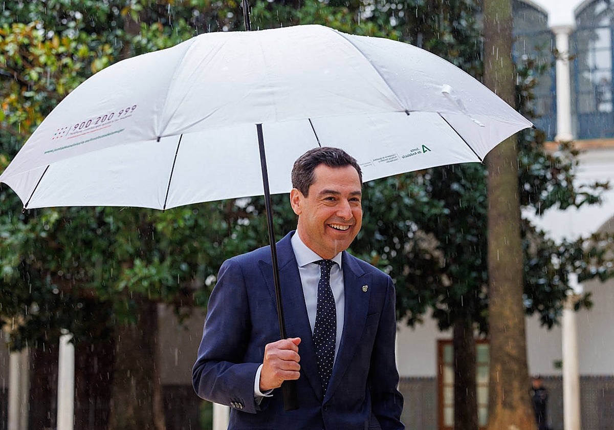 Juanma Moreno, este jueves a su llegada al Parlamento.