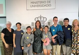 La profesora María Jesús Martínez, con algunos de los alumnos de este título propio de la UMA.