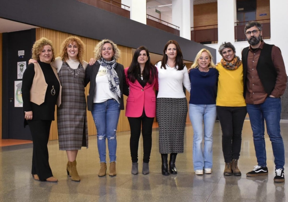 Carmen Vaquero, en el centro, con el nuevo equipo decanal de Ciencias de la Educación.