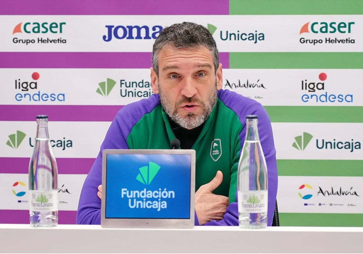 El entrenador del Unicaja, Ibon Navarro, en la rueda de prensa que ofreció esta mañana antes del entrenamiento.