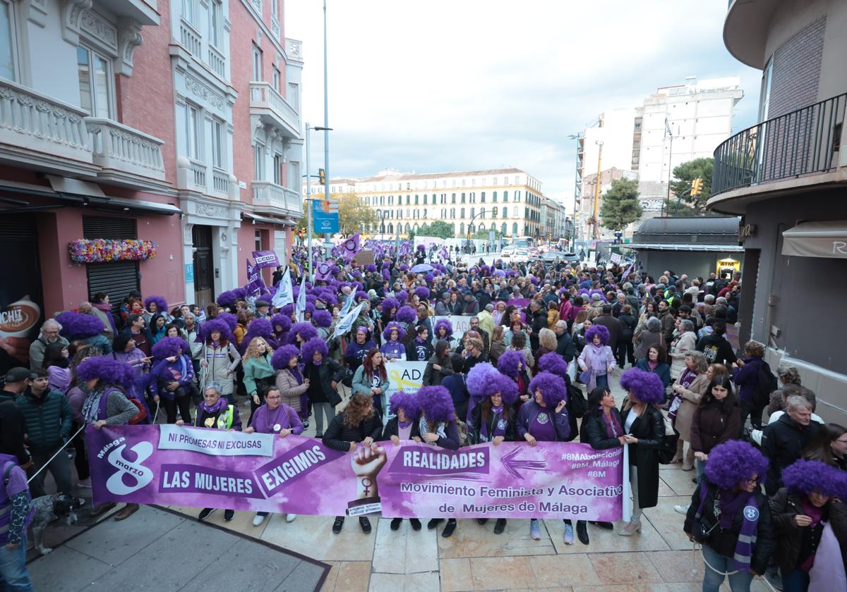 Pelucas Paco ha regalado 200 pelucas moradas para celebrar su 60 aniversario y alimentar la «marea morada»