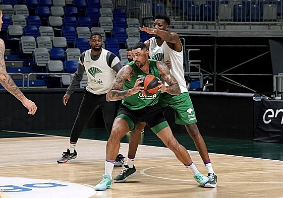 Lima protege el balón ante Sima en un entrenamiento del Unicaja.