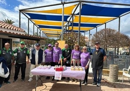 El concejal de Deportes, Sergio Cortés, junto a participantes en el torneo.
