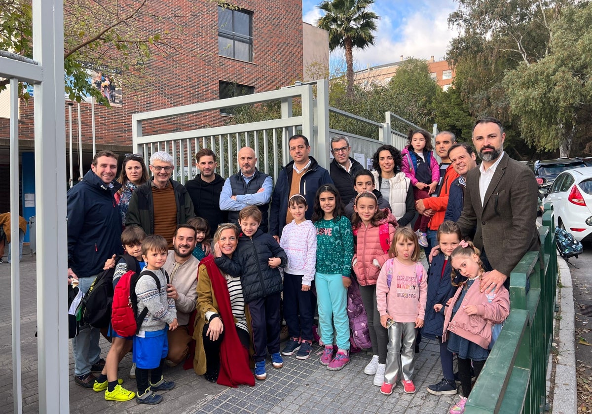 Padres y alumnos del CEIP Parque Clavero se reúnen con concejales del PSOE para explicarles el problema del gimnasio.