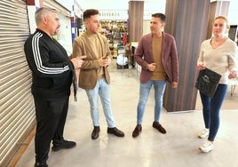 El alcalde y el edil de Comercio, este viernes en el mercado municipal de Torrox.