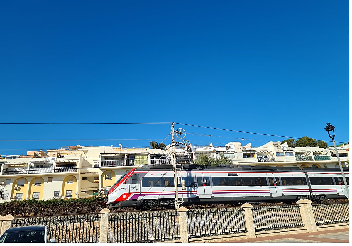 El Cercanías a su paso por Torremolinos.