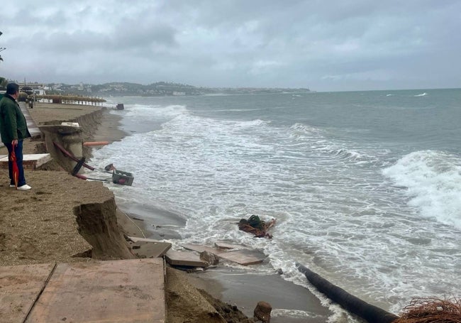 Vista del impactante escalón que ha quedado tras el temporal de Poniente.