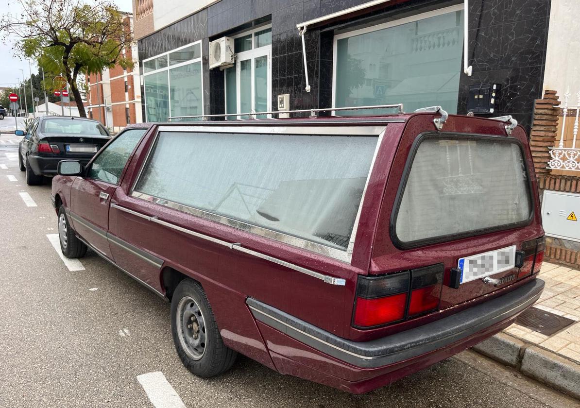 Imagen del vehículo funerario aparcado en la calle La Música de Vélez-Málaga, este sábado.